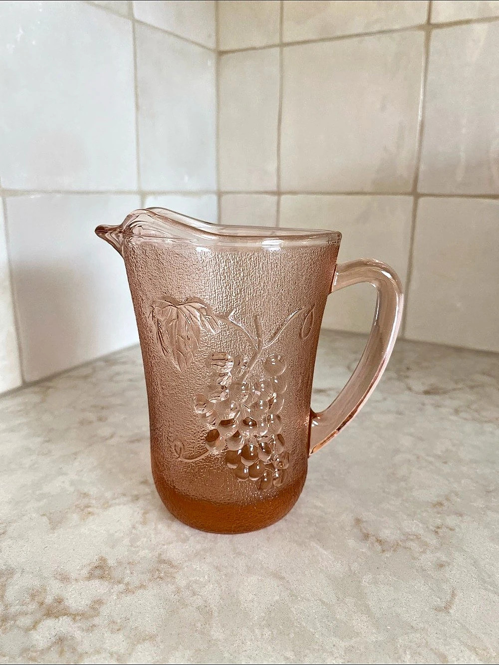 🍇🌸Pink Indonesian depression glass creamer grapevine design vintage.